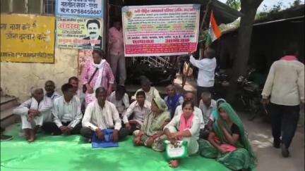 एटा: ठगी पीड़ित जमाकर्ताओं ने तहसील सदर परिसर में किया धरना प्रदर्शन, बड्स एक्ट लागू करने की मांग की, SDM सदर को सौंपा ज्ञापन