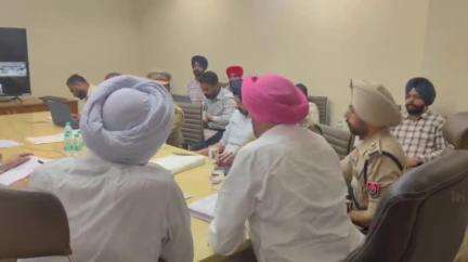 ਅੰਮ੍ਰਿਤਸਰ 2: ਡੀਸੀ ਕੰਪਲੈਕਸ ਦੇ ਵਿੱਚ ਕੈਬਿਨਟ ਮੰਤਰੀ ਕੁਲਦੀਪ ਸਿੰਘ ਧਾਲੀਵਾਲ ਵੱਲੋਂ ਆਨਲਾਈਨ ਐਨਆਰਆਈ ਕੀਤੀ ਗਈ ਮਿਲਣੀ