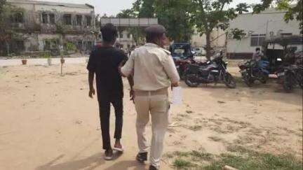 अस्थावां: सारे थाना पुलिस ने ओंदा गांव के पास से एक किशोर को 20 लीटर शराब के साथ पकड़ा