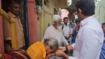 తాడిపత్రి: తాడిపత్రి పట్టణంలోని పలు కాలనీలో పెన్షన్లను పంపిణీ చేసిన ఎమ్మెల్యే జెసి అస్మిత్ రెడ్డి, వృద్ధులను ఆప్యాయంగా పలకరించినMLA