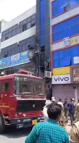 कानपुर: माल रोड स्थित जनता टावर में लगी भीषण आग