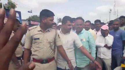 ಹನಗಂಡಿ‌ ಗ್ರಾಮದಲ್ಲಿ ತೇರದಾಳ ಪಿ.ಎಸ್.ಐ ವರ್ಗಾವಣೆ ಖಂಡಿಸಿ ಪ್ರತಿಭಟನೆ