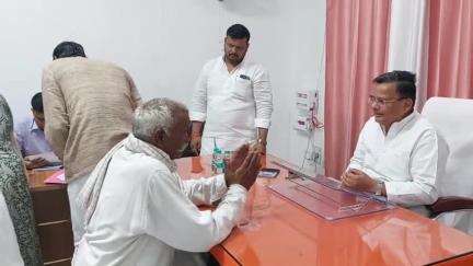 मैनपुरी: कैबिनेट मंत्री जयवीर सिंह ने मैनपुरी पहुंचकर जनता दरबार में सुनीं लोगों की समस्याएं