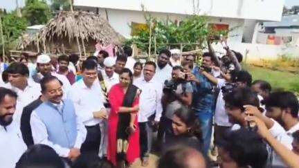 శ్రీకాకుళం: రణస్థలం మండలం బంటుపల్లిలో పింఛన్ల పంపిణీలో పాల్గొన్న పంచాయతీ రాజ్ శాఖ ప్రిన్సిపల్ సెక్రటరీ శశిభూషణ్ కుమార్