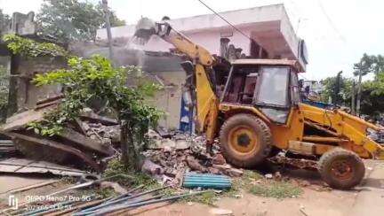 రంపచోడవరంలో ప్రధాన రోడ్డుకు రెండు వైపులా ఉన్న  అక్రమ నిర్మాణాలు తొలగిస్తున్న అధికారులు, 340 మందికి నోటీసులు
