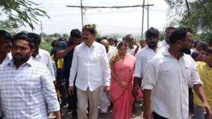 యర్రగొండపాలెం: అయినముక్కల గ్రామంలో లబ్ధిదారులకు ఎన్టీఆర్ భరోసా పింఛన్ అందజేసిన టీడీపీ ఇన్‌ఛార్జ్‌ ఎరీక్షన్ బాబు