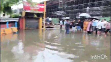 গুৱাহাটী: ৰুক্মিণী গাঁৱত বান পৰিস্থিতিৰ বুজ লবলৈ উপস্থিত সাংসদ বিজুলী কলিতা মেধি, ক্ষোভ ৰাইজৰ