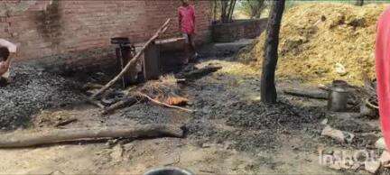 औरैया: फफूंद थाना की पाता चौकी क्षेत्र के ग्राम लौहरई में अज्ञात कारणों से झोपड़ी में लगी आग, भूसा समेत सामान जलकर हुआ राख