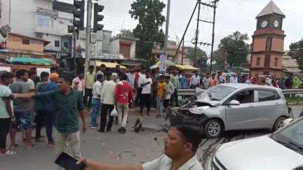 कोंडागांव: कोण्डागांव बस स्टैंड के पास गंभीर सड़क दुर्घटना, दो ट्रकों के बीच फंसी कार, बड़ा हादसा टला - सवार सुरक्षित