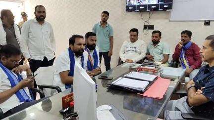 मंदसौर: भीम आर्मी की बैठक में झंडे का अपमान, कार्रवाई की मांग लेकर एसपी कार्यालय पहुंचे