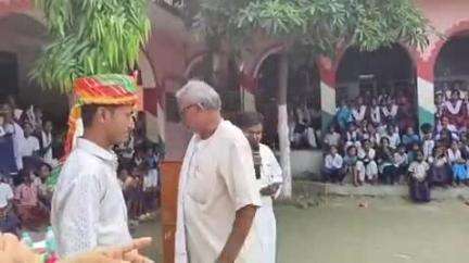 पूर्णिया पूर्व: उत्क्रमित उच्च माध्यमिक विद्यालय विक्रमपुर महेंद्रपुर के शिक्षक को विदाई दी गई, शिक्षक एवं छात्र-छात्राएं रहे उपस्थित