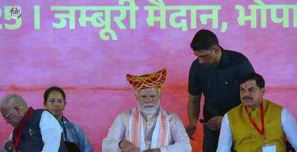 ‘लोकमाता देवी अहिल्याबाई महिला सशक्तिकरण महासम्मेलन’ के दौरान प्रधानमंत्री Narendra Modi ने हवाई अड्डों का उद्घाटन किया
