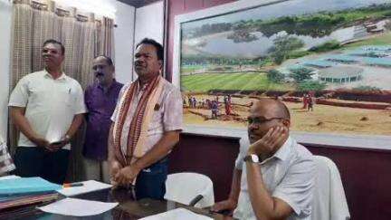 ନୂଆପଡା: ନୂଆପଡ଼ା ଜିଲ୍ଲା ଗ୍ରାମ୍ୟ ଉନ୍ନୟନ ସଂସ୍ଥା ଅତିରିକ୍ତ ଉନ୍ନୟନ ଅଧିକାରୀଙ୍କ ଅବସର ଗ୍ରହଣ ଅବସରରେ ଭବ୍ୟ ସମ୍ବର୍ଦ୍ଧନା