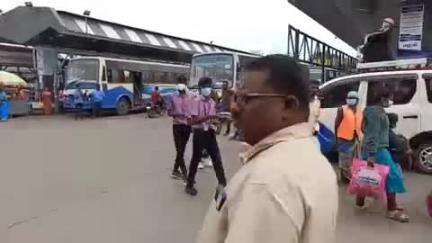 ஈரோடு: பேருந்து நிலையத்தில் பிரம்ம குமாரிகள் புகையிலை விழிப்புணர்வு ஏற்படுத்தினர்