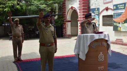 एटा: SSP श्याम नारायण सिंह ने पुलिस कार्यालय पर विश्व तंबाकू निषेध दिवस के अवसर पर उपस्थित पुलिसकर्मियों को दिलाई शपथ