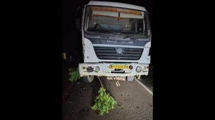 बसमत: कोठारी ते टोकाई रोडवर कारचा व ट्रकचा भीषण अपघात या अपघातात तीन जण मृत्यू तर पाच जण गंभीर जखमी