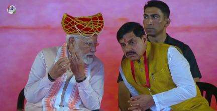 प्रधानमंत्री Narendra Modi ने मध्य प्रदेश में 1,271 अटल ग्राम सुशासन भवनों के निर्माण हेतु ₹480 करोड़ की पहली किस्त की।