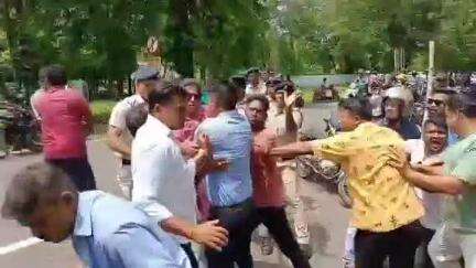 খড়গপুর ১: খড়্গপুরে একাধিক রাস্তা বন্ধ রেলের তরফে, সাবল হাতে রাস্তায় রেল কর্মীদের পরিবার, আটক বেশ কিছু জন