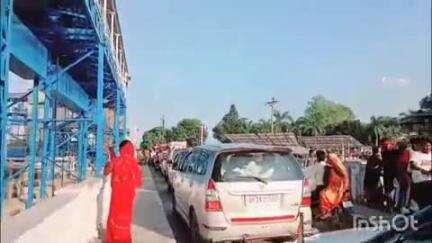 लखीमपुर: शारदा नगर बैराज पर रील बना रही युवती बनी जाम का कारण, यातायात नियमों की खुलेआम उड़ाई गई धज्जियां, वीडियो हुआ वायरल