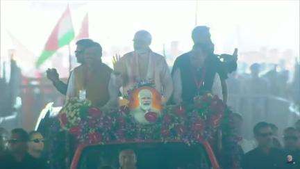 प्रधानमंत्री नरेन्द्र मोदी ने जम्बूरी मैदान भोपाल में महिलाओं का अभिवादन किया।