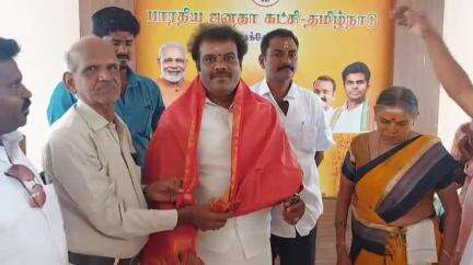 புதுக்கோட்டை: பேரணியை சிறப்பாக நடத்திய BJPயினருக்கு  திருவப்பூர் BJP அலுவலகத்தில் பாராட்டு மற்றும்  கேக் வெட்டி கொண்டாடிய பிஜேபியினர்