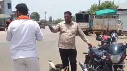 बुलढाणा: देऊळघाट येथे अवैध दारू तस्करी करणारी दुचाकी थांबवल्याने दारू तस्कराने बिअरची बॉटल फोडून एकाला खुपसण्याचा केला प्रयत्न