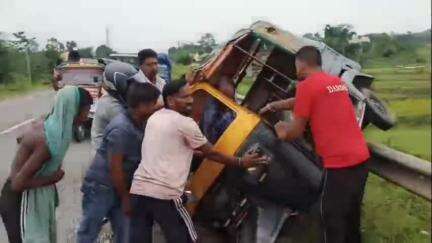 বলরামপুর: বেলাগ্রাম পঞ্চায়েত কার্যালয়ের অদূরে নিয়্ন্ত্রণ হারিয়ে উল্টে গেল অটো, আহত একাধিক