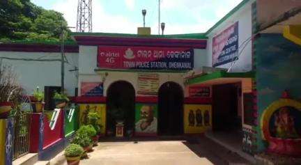 ଢେଙ୍କାନାଳ ସଦର: ଜିଲ୍ଲା ମୁଖ୍ୟ ଚିକିତ୍ସାଳୟରୁ ଫେରାର ଥିବା ଅଭିଯୁକ୍ତକୁ ଛେଣ୍ଡିପଦାରୁ ଧରିଲା ଟାଉନ ଥାନା ପୋଲିସ