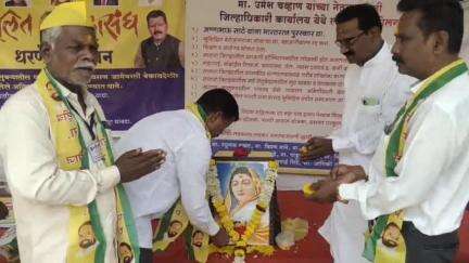 सातारा: अहिल्याबाई होळकर यांचे साताऱ्यात स्मारक व पुतळा उभारण्याची  राष्ट्रीय समाज पक्षाची जिल्हाधिकारी कार्यालयासमोर मागणी