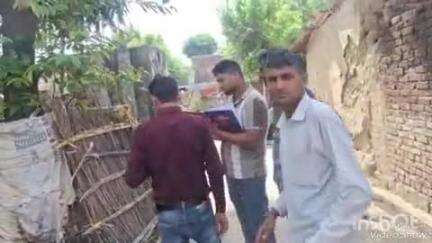 बेहट: मिर्ज़ापुर कस्बे में बिजली विभाग की टीम ने 3 दर्जन बिल बकायेदारों के काटे कनेक्शन