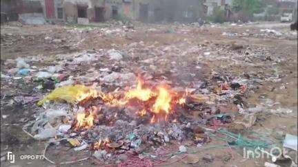 चरखी दादरी: शहर में कूड़े में लगाई जा रही आग, प्रदूषण से लोग परेशान; की समाधान की मांग #jansamasya