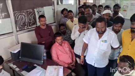 कळंब: शहरातील महावितरण कार्यालयात फरीद नगर भागातील महिलांचा गोंधळ व ठिय्या आंदोलन