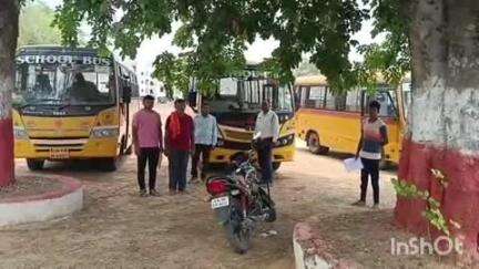 बैकुंठपुर: बैकुंठपुर पुलिस लाइन में स्कूल बसों का किया जा रहा दस्तावेज़ निरीक्षण