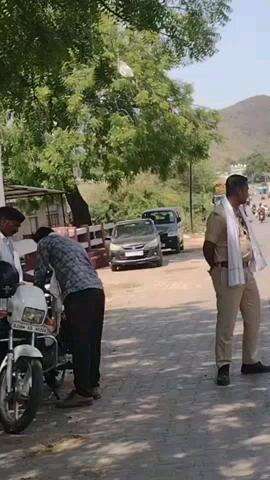 बूंदी: जिले में यातायात पुलिस ने यातायात नियम तोड़ने वाले 20 से ज्यादा दोपहिया और चौपहिया वाहन चालकों के काटे चालान