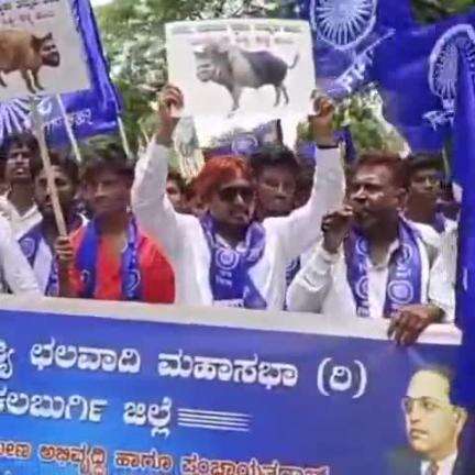 ಕಲಬುರಗಿ: ಸಚಿವ ಪ್ರಿಯಾಂಕ್ ಹಾಗೂ ಕಲಬುರಗಿ ಡಿಸಿಗೆ ಅವಮಾನ ಆರೋಪ; ಛಲವಾದಿ ನಾರಾಯಣಸ್ವಾಮಿ, ಎನ್.ರವಿಕುಮಾರ್ ವಿರುದ್ಧ ನಗರದಲ್ಲಿ ದಲಿತರ ಪ್ರತಿಭಟನೆ