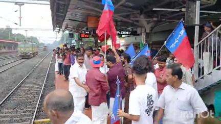 നിലമ്പൂർ: റെയിൽവേ സ്റ്റേഷനിൽ എൽ.ഡി.എഫ് സ്ഥാനാർത്ഥി അഡ്വ. എം.സ്വരാജിന് ആവേശകരമായ സ്വീകരണം
