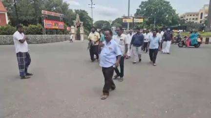 சேலம் தெற்கு: கடன் தொல்லையால் விசைத்தறி தொழிலாளி தூக்கிட்டு தற்கொலை- ஆட்சியரகத்தில் நடவடிக்கை எடுக்கக்கோரி உறவினர்கள் முற்றுகை