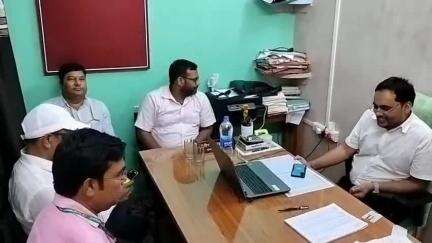 सूरजगढ़: SDM प्रभाकर कुमार ने सूरजगढ़ा प्रखंड कार्यालय परिसर में विभिन्न कार्यालयों का जायजा लिया