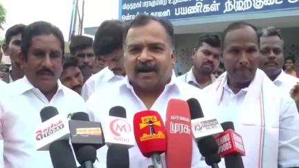 விருதுநகர்: வெற்றிலையூரணி கிராமத்தில் எம்பி மாணிக்கத் தாக்கூர் நிழற்குடைய திறந்து வைத்து செய்தியாளர்களை‌ சந்தித்தார்