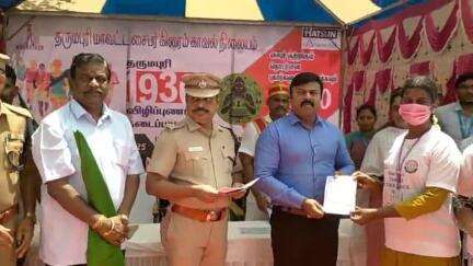 தருமபுரி: அரசு மருத்துவமனை அருகில் சைபர் குற்றங்களை தடுப்பது குறித்த விழிப்புணர்வு பேரணியை கலெக்டர் சதீஷ் கொடி அசைத்து துவக்கி வைத்தார்.