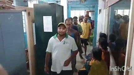 চুঁচুড়া-মগরা: মজুরি বৃদ্ধির দাবিতে হুগলি চুঁচুড়া পৌরসভার পৌর প্রধানকে স্মারকলিপি প্রদান করল অস্থায়ী কর্মচারীদের সংগঠন