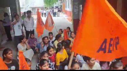 कोल: वार्ष्णेय कॉलेज के मुस्लिम प्रोफेसर ने हिंदू छात्रा को लिखा मैसेज, 'बहुत प्यार करता हूँ', ABVP ने किया प्रदर्शन