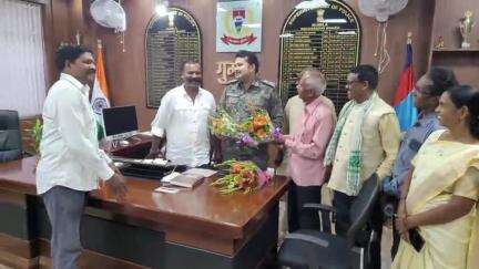 सरना समाज गुमला द्वारा न्यू SP गुमला से शिष्टाचार/वेलकम मुलाकात साहब गुमला के ही रहने वाले है बात कर बड़ी खुशी हुई🙏 🌹+