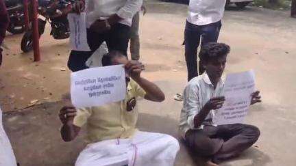 திண்டிவனம்: தைலாபுரம் தோட்டத்தில் முன்பு பாமக நிர்வாகிகள் வலியுடன் வாழ்கிறோம் கைகளில் துண்டு பிரசுரம் ஏந்தி தர்ணா போராட்டத்தில் ஈடுபட்டதால் பரபரப்பு