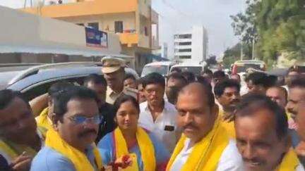 రాప్తాడు: పిలుగుండ్ల కాలనీలో ఎన్టీఆర్ సామాజిక భద్రత పింఛన్ల పంపిణీ కార్యక్రమంలో పాల్గొన్న రాప్తాడు ఎమ్మెల్యే పరిటాల సునీత