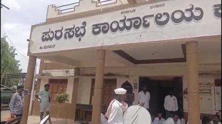 ಶೋರಾಪುರ: ಬೇಡಿಕೆಗಳ ಈಡೇರಿಸಲು ಆಗ್ರಹಿಸಿ ಕೆಂಭಾವಿ ಪಟ್ಟಣದ ಪುರಸಭೆ ಮುಂದೆ ಪೌರಕಾರ್ಮಿಕರ ಪ್ರತಿಭಟನೆ