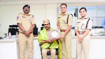 సిరిసిల్ల: పదవి విరమణ పొందిన ఎస్ఐ మారుతి హెడ్ కానిస్టేబుల్ రాజమౌళికి జిల్లా పోలీస్ కార్యాలయంలో ఆత్మీయ వీడ్కోలు