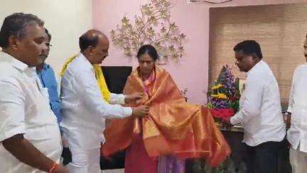 భీమవరం: టిడిపి పోలిట్ బ్యూరో సభ్యురాలు తోట సీతారామలక్ష్మి దంపతులను మర్యాదపూర్వకంగా కలిసిన ఆప్కాబ్ చైర్మెన్ వీరాంజనేయులు