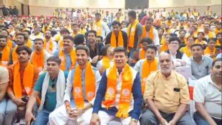 बरेली: बरेली के जीआईसी स्मार्ट सिटी ऑडिटोरियम में भाजपा मेयर ने युवा सेवा संघ का किया लोकार्पण