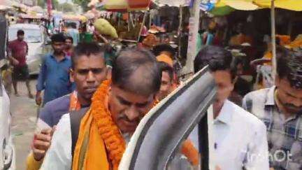 एकंगरसराय: एकंगरसराय बाजार में भाजपा कार्यकर्ताओं ने एमएलसी प्रमोद कुमार चंद्रवंशी का फूल माला से स्वागत किया